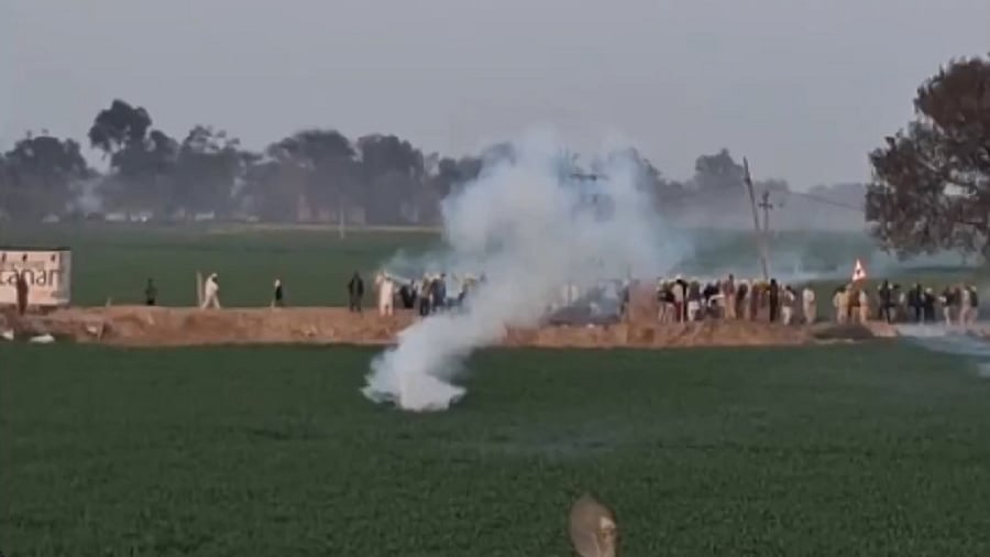 पंजाब के बठिंडा में फूटा किसानों का गुस्सा, झड़प के बाद पत्थरबाजी, पुलिस ने छोड़े आंसू गैस के गोले