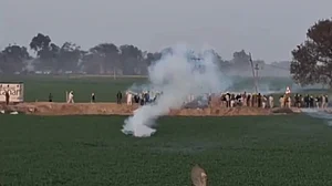 पंजाब के बठिंडा में फूटा किसानों का गुस्सा, झड़प के बाद पत्थरबाजी, पुलिस ने छोड़े आंसू गैस के गोले