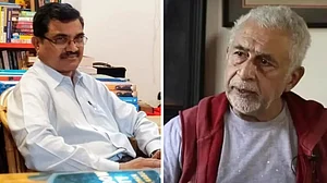 (बाएं) आनंद तेलतुंबडे और (दाएं) नसीरुद्दीन शाह