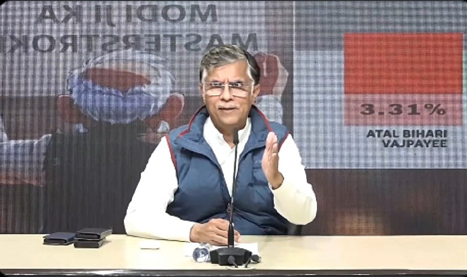 पीएम मोदी ने अमेरिका के सामने घुटने टेक दिए, भारतीय हितों को थाली में परोसकर ट्रंप को दे दियाः पवन खेड़ा