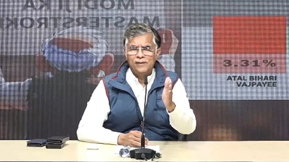 पीएम मोदी ने अमेरिका के सामने घुटने टेक दिए, भारतीय हितों को थाली में परोसकर ट्रंप को दे दियाः पवन खेड़ा