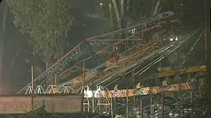 बड़ी खबर LIVE: फरीदाबाद में सूरजकांड मेला में एक बड़ा झूला गिरा, 12 लोग घायल, एक पुलिस इंस्पेक्टर की मौत