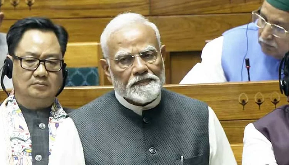 विष्णु नागर का व्यंग्यः फिर फंस गया बेचारा गरीब का बेटा, कहीं झोला उठाकर निकलना न पड़ जाए!