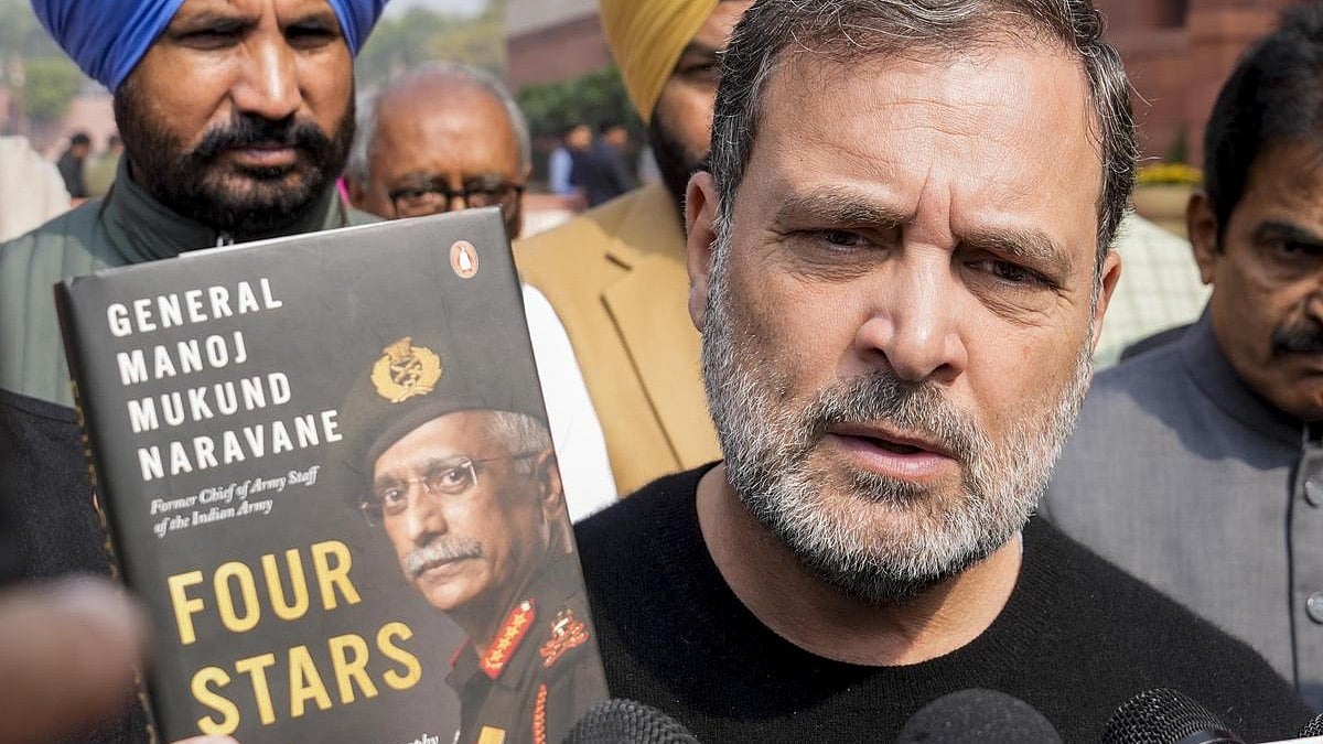 संसद के बाहर जनरल नरवणे की किताब दिखाते लोकसभा में नेता प्रतिपक्ष राहुल गांधी