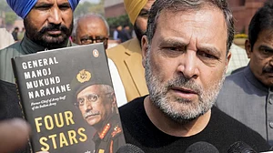 संसद के बाहर जनरल नरवणे की किताब दिखाते लोकसभा में नेता प्रतिपक्ष राहुल गांधी