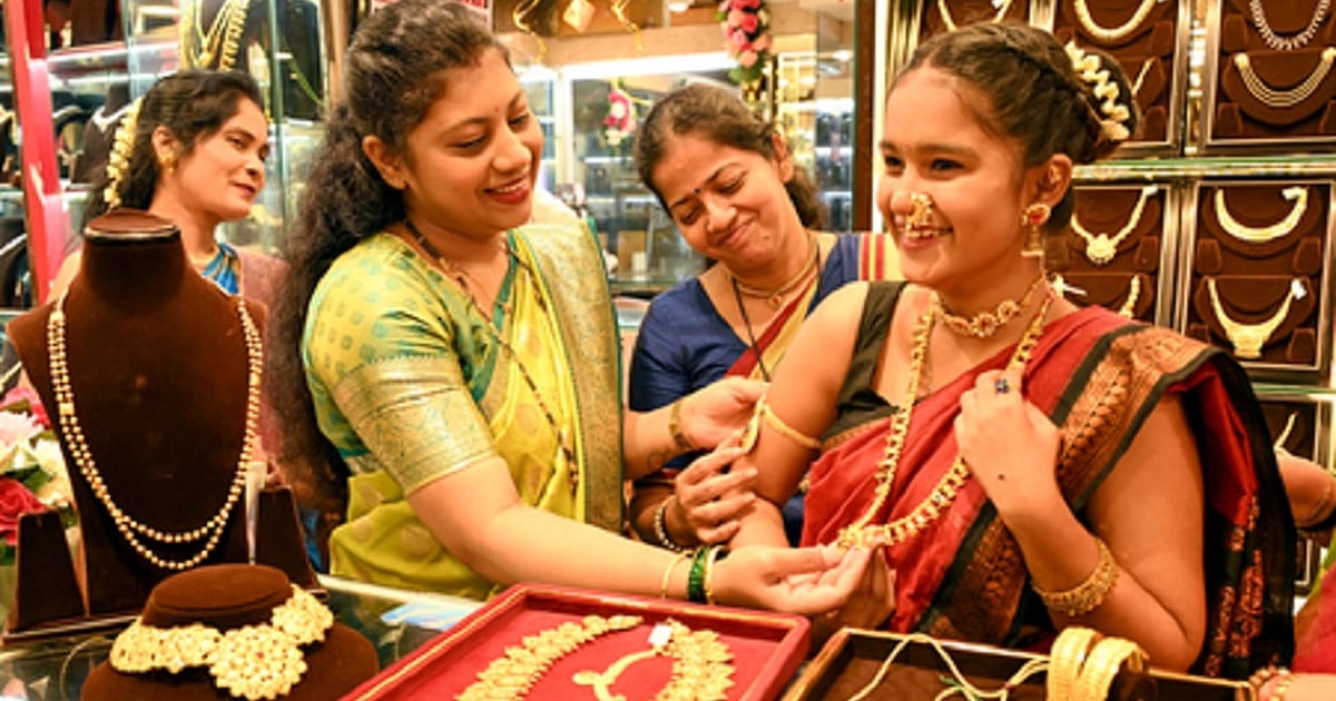 Gold Silver Price: सोना एक हफ्ते में एक हजार रुपए और चांदी तीन हजार रुपए से अधिक सस्ती हुई