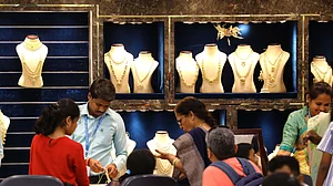 अर्थतंत्र की खबरें: कमजोर डॉलर, अमेरिका-ईरान तनाव से चांदी, सोने के भाव में तेजी और शेयर बाजार लगभग स्थिर बंद