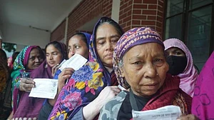 बांग्लादेश में किसकी बनेगी सरकार? 299 सीटों पर मतदान जारी, लगभग 9,58,000 सुरक्षाकर्मी तैनात