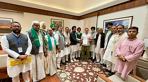 व्यापार समझौते के खिलाफ आंदोलन पर चर्चा, राहुल गांधी से संसद परिसर में मिले किसान संगठनों के नेता