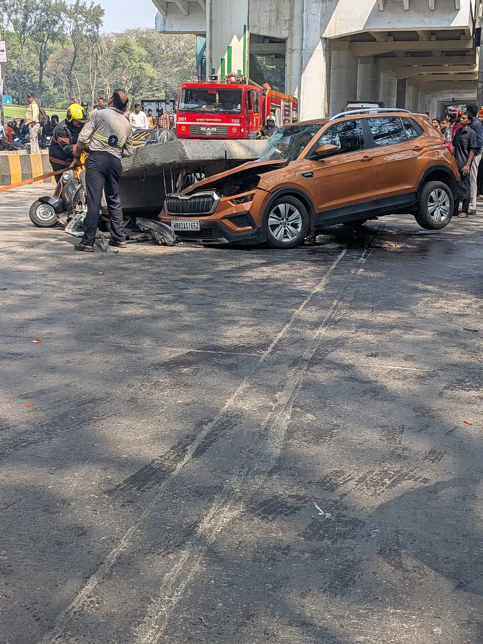 मुंबई में मेट्रो पिलर के सीमेंट का बड़ा हिस्सा चलते ऑटोरिक्शा पर गिरा