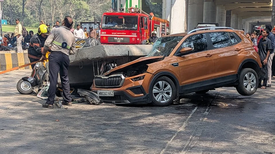 मुंबई में मेट्रो पिलर के सीमेंट का बड़ा हिस्सा चलते ऑटोरिक्शा पर गिरा