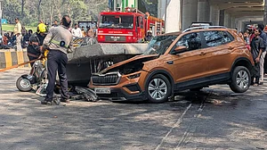 मुंबई में मेट्रो पिलर के सीमेंट का बड़ा हिस्सा चलते ऑटोरिक्शा पर गिरा