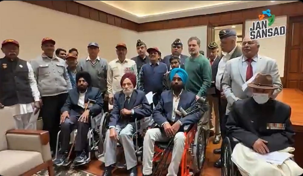 बड़ी खबर LIVE: मोदी सरकार सैनिकों की सुरक्षा और सम्मान से खिलवाड़ कर रही हैः राहुल गांधी