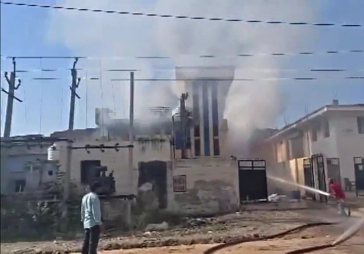राजस्थान के भिवाड़ी में एक रासायनिक कारखाने में लगी आग (फोटो: वीडियोग्रैब)