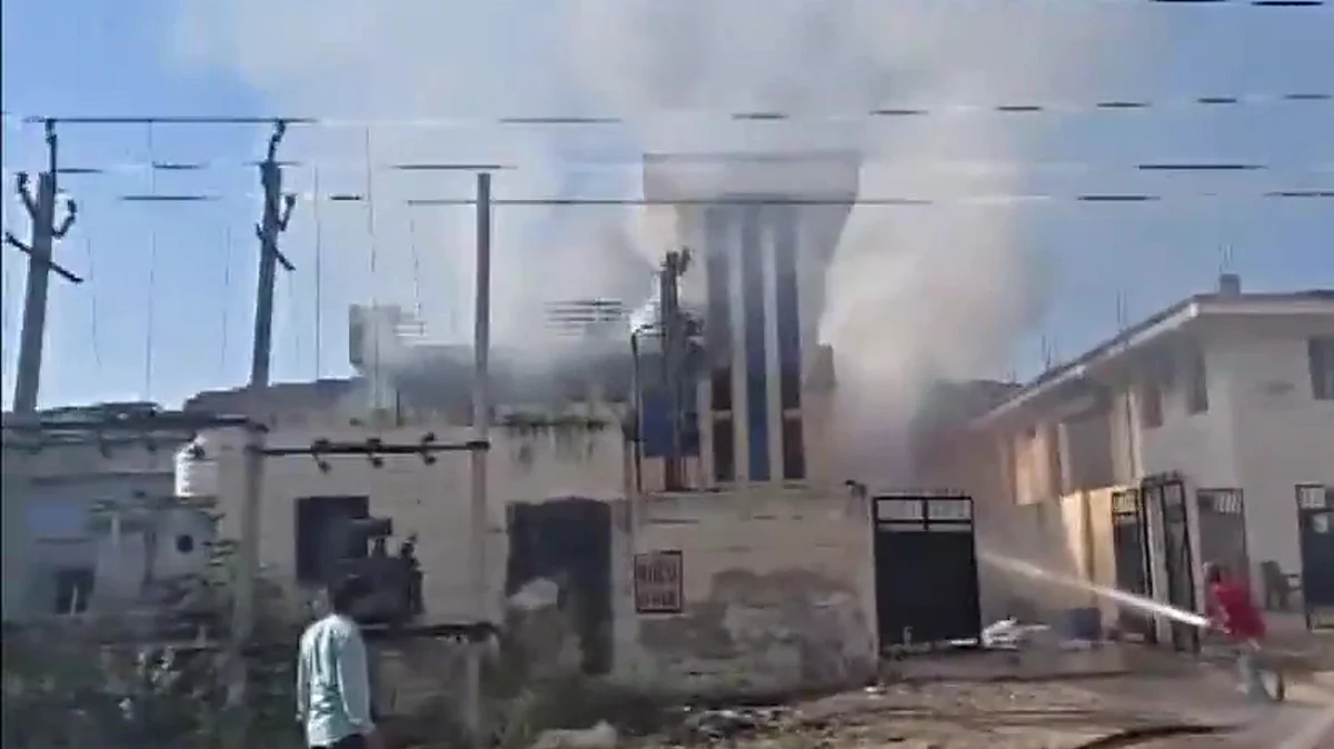 राजस्थान के भिवाड़ी में एक रासायनिक कारखाने में लगी आग (फोटो: वीडियोग्रैब)
