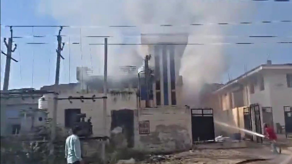 राजस्थान के भिवाड़ी में एक रासायनिक कारखाने में लगी आग (फोटो: वीडियोग्रैब)