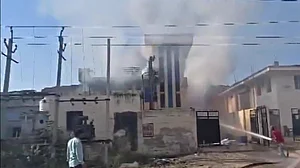 राजस्थान के भिवाड़ी में एक रासायनिक कारखाने में लगी आग (फोटो: वीडियोग्रैब)