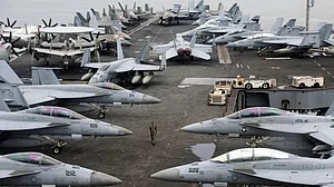 बड़ी खबर LIVE: ईरान से बातचीत के बीच US ने मिडिल ईस्ट में बढ़ाई सैन्य मौजूदगी, तैनात किए 50 से ज़्यादा फाइटर जेट