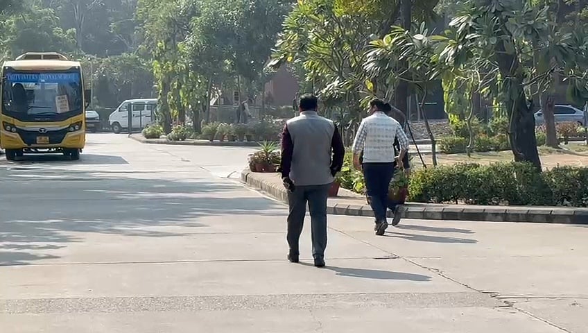 नोएडा में CBSE परीक्षा के दौरान मचा हड़कंप, कई स्कूलों को बम से उड़ाने की धमकी, डॉग स्क्वॉड और बम निरोधक दस्ते मौके पर