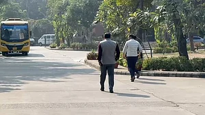 नोएडा में CBSE परीक्षा के दौरान मचा हड़कंप, कई स्कूलों को बम से उड़ाने की धमकी, डॉग स्क्वॉड और बम निरोधक दस्ते मौके पर