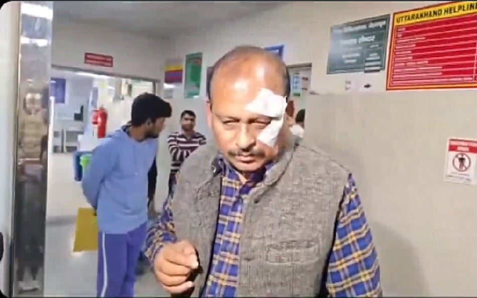 उत्तराखंडः बीजेपी विधायक ने समर्थकों के साथ प्रारंभिक शिक्षा निदेशक पर बोला हमला, गंभीर रूप से घायल किया