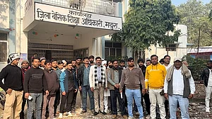 जान मोहम्मद के निलंबन के खिलाफ मथुरा बीएसए के दफ्तर पर विरोध करते आमजन