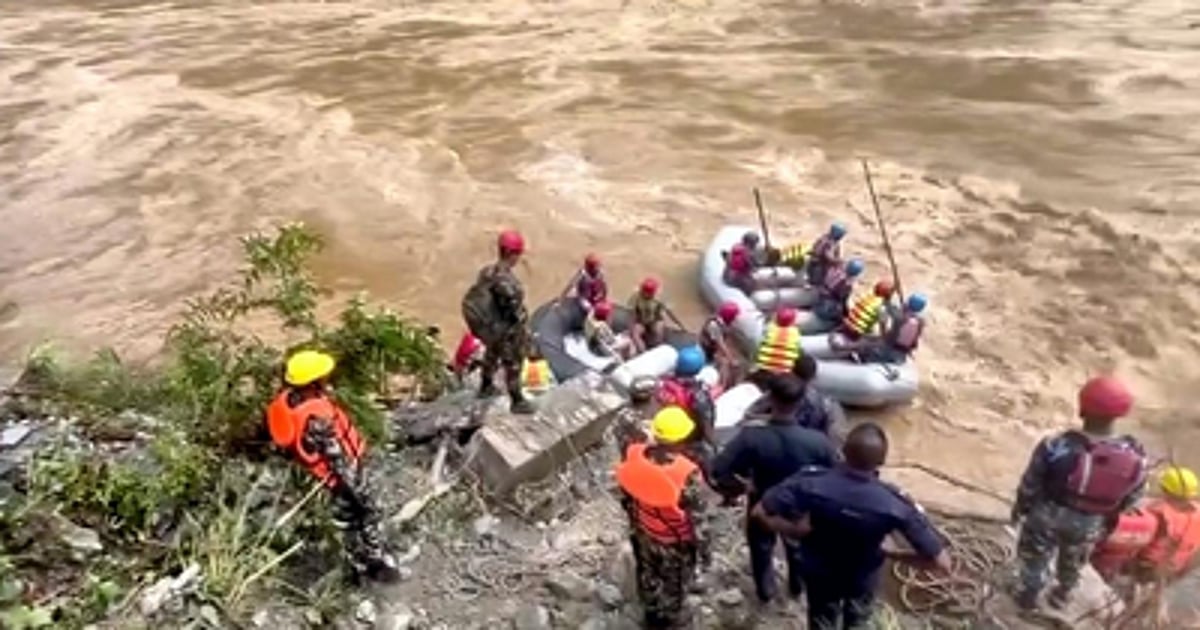 नेपाल के धादिंग में यात्री बस नदी में गिरी, 18 लोगों की दर्दनाक मौत, बचाव अभियान जारी