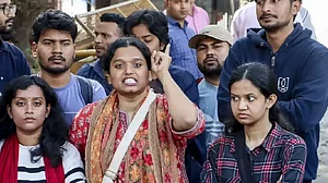 जेएनयू में कुलपति के खिलाफ प्रदर्शन हिंसक हुआ, दो छात्र संगठनों के बीच झड़प में कई छात्र घायल