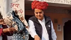 राजस्थान में मुस्लिम महिलाओं से कंबल वापस लेने पर गरमाई सियासत