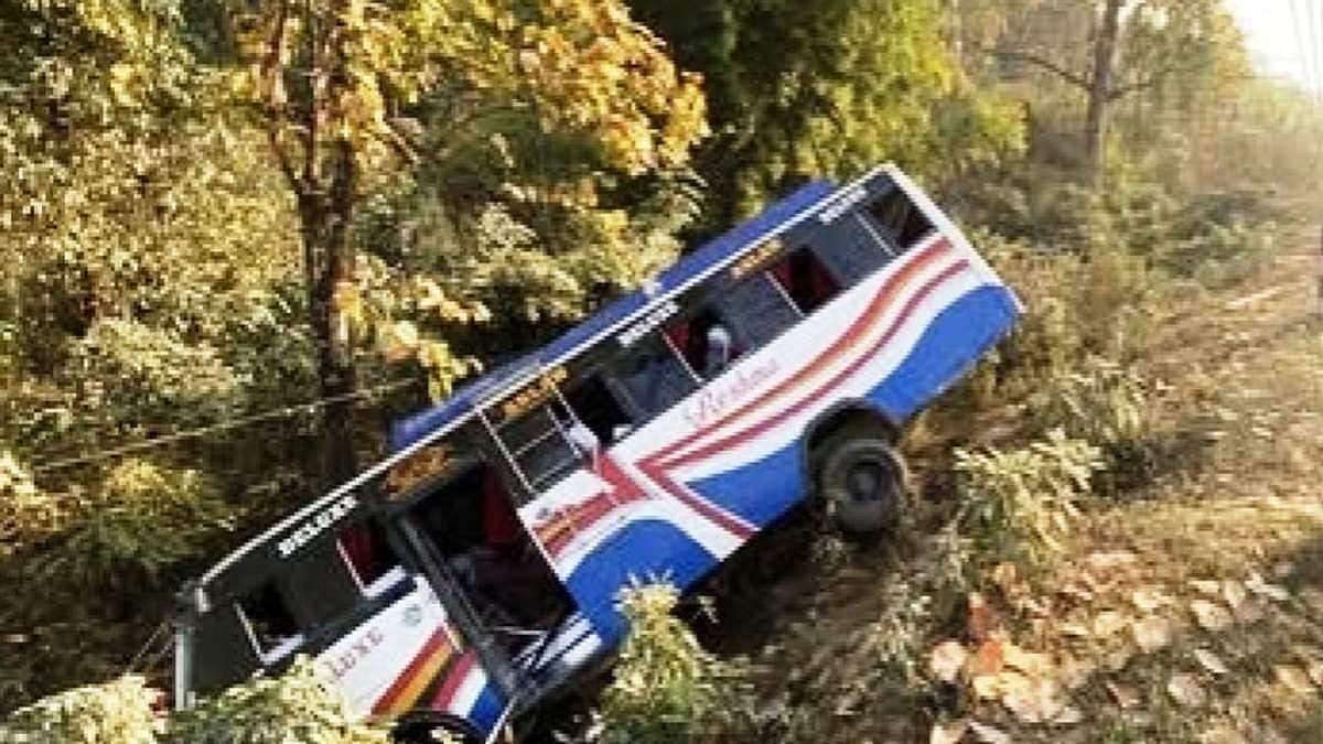 बड़ी खबर LIVE: नेपाल में बड़ा हादसा, यात्रियों से भरी बस नदी में गिरी, 18 लोगों की हुई मौत