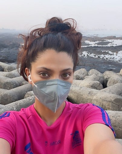 सिनेजीवन: विजय-रश्मिका की शादी में मेहमानों के लिए 'नो फोन' पॉलिसी लागू और प्रदूषण के चलते सैयामी खेर का छलका दर्द