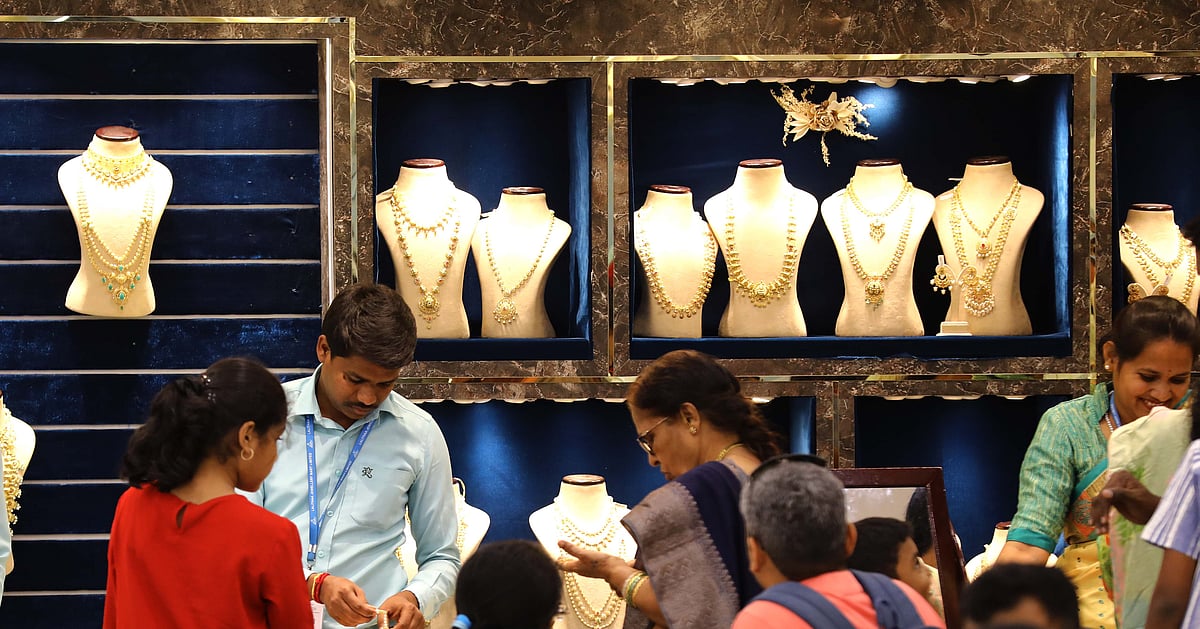 अर्थतंत्र की खबरें: खरीदारों के लिए राहत, सोने की कीमत में आई गिरावट और निफ्टी 27,958 के स्तर को छू सकता है!