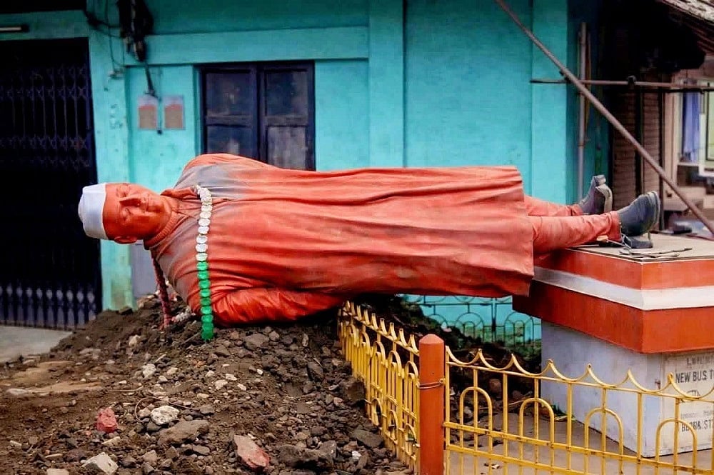 असम में नेहरू की प्रतिमा को असामाजिक तत्वों ने क्षतिग्रस्त किया, कांग्रेस ने की कार्रवाई की मांग