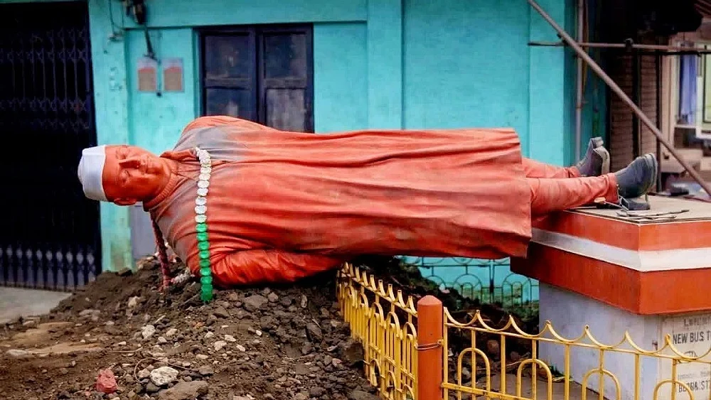 असम में नेहरू की प्रतिमा को असामाजिक तत्वों ने क्षतिग्रस्त किया, कांग्रेस ने की कार्रवाई की मांग