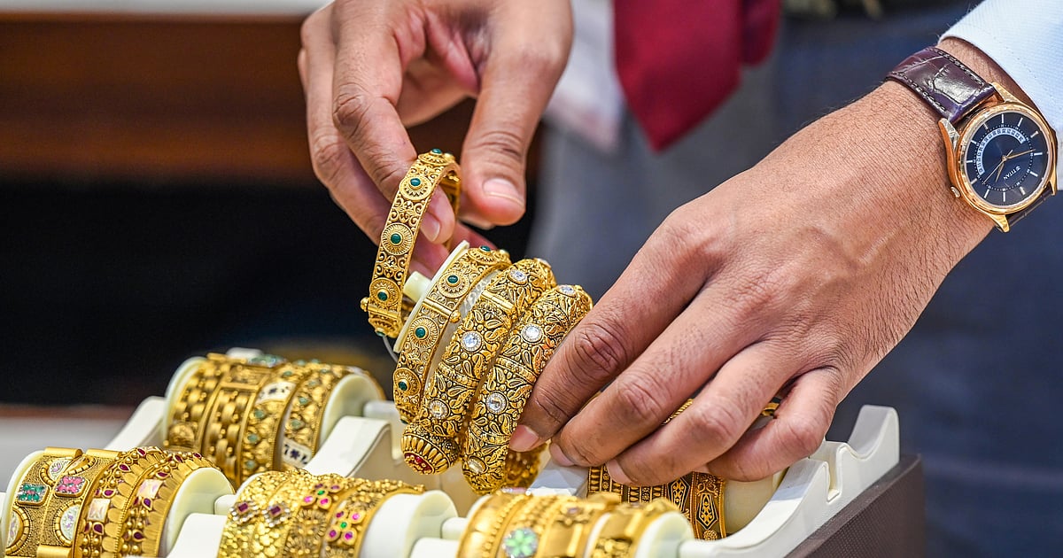 अर्थतंत्र की खबरें: वैश्विक रुख से चांदी-सोना के दामों में गिरावट और हवाई टिकट रद्द करने के चार्ज में बदलाव