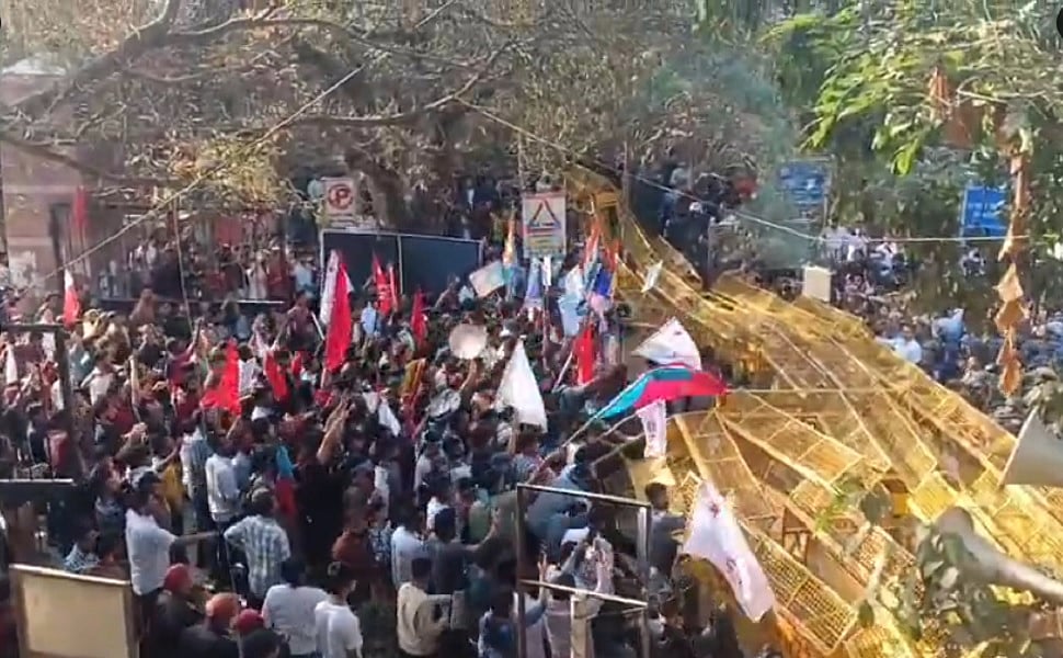 JNU छात्र संघ के विरोध मार्च के दौरान हंगामा, पुलिस ने छात्रों पर जमकर चलाया डंडा, कई लोगों को हिरासत में लिया