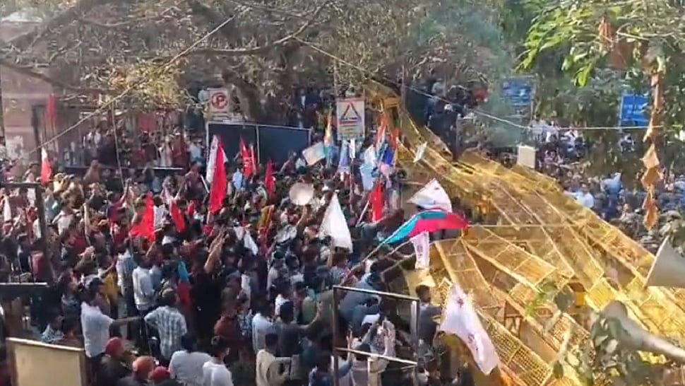 JNU छात्र संघ के विरोध मार्च के दौरान हंगामा, पुलिस ने छात्रों पर जमकर चलाया डंडा, कई लोगों को हिरासत में लिया