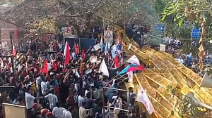 JNU छात्र संघ के विरोध मार्च के दौरान हंगामा, पुलिस ने छात्रों पर जमकर चलाया डंडा, कई लोगों को हिरासत में लिया