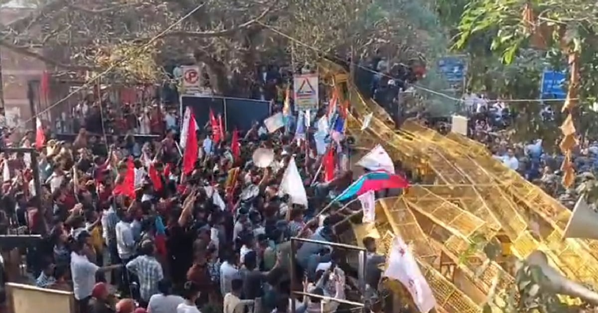 JNU छात्र संघ के विरोध मार्च के दौरान हंगामा, पुलिस ने छात्रों पर जमकर चलाया डंडा, कई लोगों को हिरासत में लिया