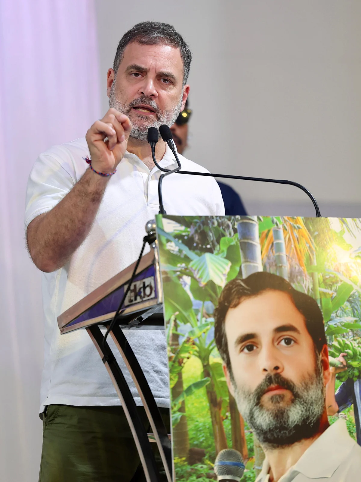  केरल के कन्नूर जिले के पेरावूर में एक किसान सम्मेलन को संबोधित करते राहुल गांधी 