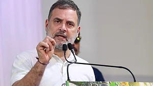 केरल के कन्नूर जिले के पेरावूर में एक किसान सम्मेलन को संबोधित करते राहुल गांधी