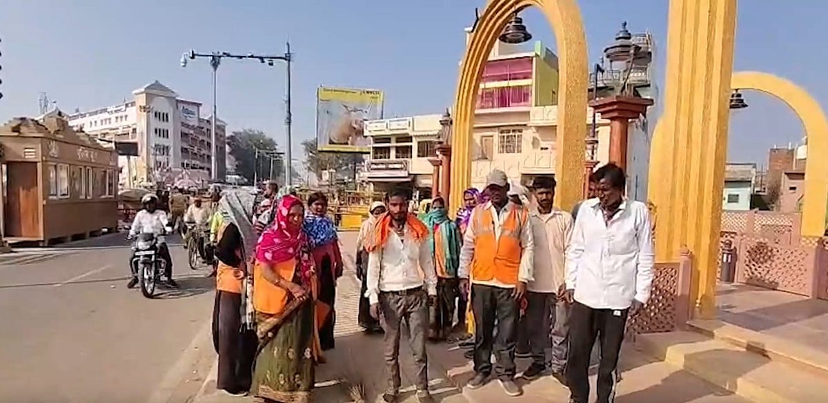 उत्तर प्रदेश: होली से पहले अयोध्या में सफाई व्यवस्था पर संकट, वेतन न मिलने से नाराज सफाईकर्मियों का प्रदर्शन