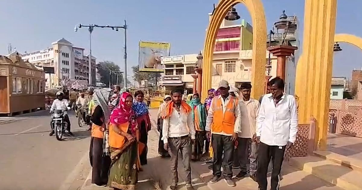 उत्तर प्रदेश: होली से पहले अयोध्या में सफाई व्यवस्था पर संकट, वेतन न मिलने से नाराज सफाईकर्मियों का प्रदर्शन