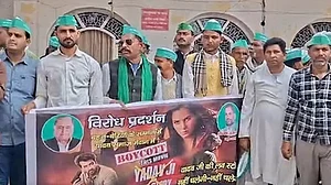 विवादित फिल्म 'यादव जी की लव स्टोरी' पर बवाल जारी, मुरादाबाद में विरोध में जोरदार प्रदर्शन