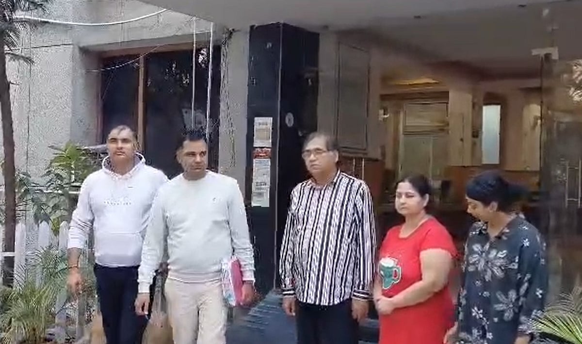 दिल्ली में ऐसे जालसाजों से सावधान! एक ही फ्लैट कई लोगों को बेचा, आरोपी पति-पत्नी गिरफ्तार