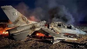 दुनिया की खबरें: पाकिस्तान और अफगानिस्तान के बीच ‘खुली जंग’ जारी और क्या अमेरिका भी ईरान पर करेगा हमला?