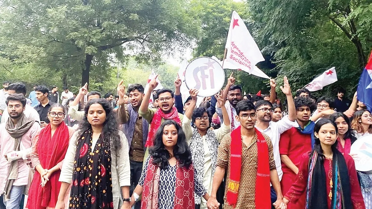  दिल्ली स्थित जवाहर लाल नेहरू विश्वविद्यालय में छात्र असहमति के अधिकार के लिए संघर्ष कर रहे हैं