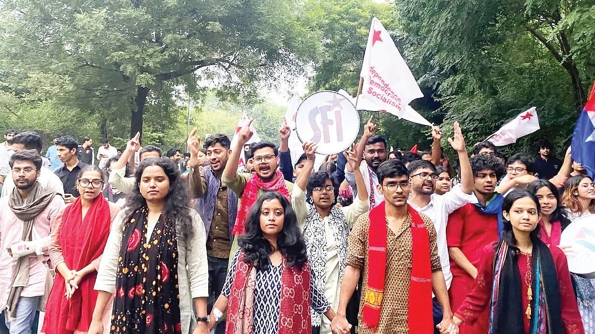  दिल्ली स्थित जवाहर लाल नेहरू विश्वविद्यालय में छात्र असहमति के अधिकार के लिए संघर्ष कर रहे हैं
