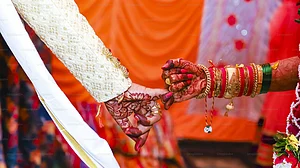 गुजरात रूढ़िवाद और कट्टरपंथ की नई लहर में, प्यार पर लगाम कसने की नई चाल !