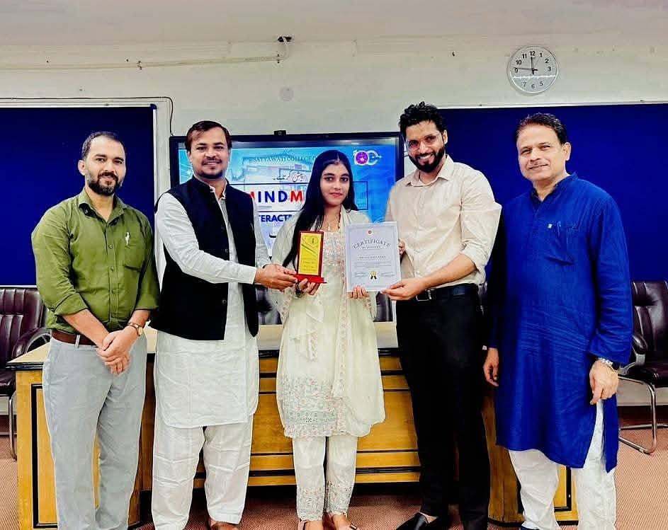 मोहम्मद रुक्नुद्दीन न तो उर्दू को पतनशील मानते हैं, न ही आधुनिक तकनीक से दूर